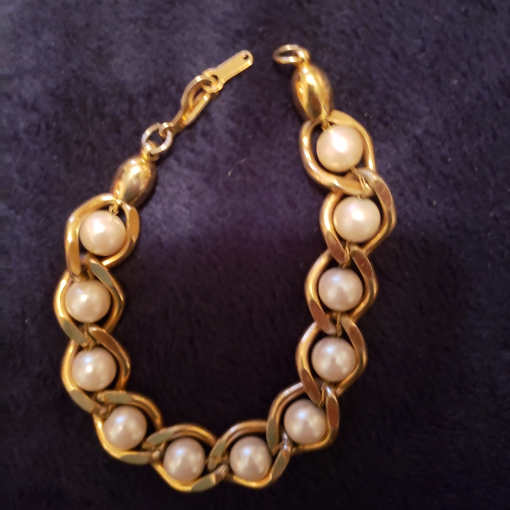 Goldtone Vintage Pearl Bracelet